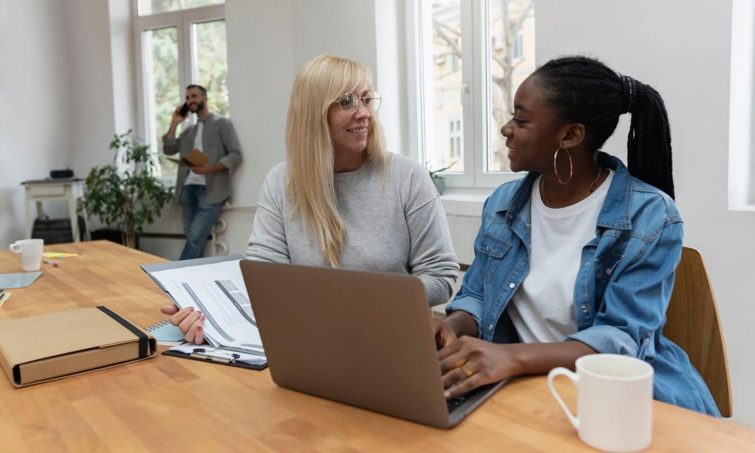 Teamarbeit an Finanzprozessen und Reporting-Strukturen